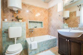Charmingly decorated Villa in a beautifully landscaped garden - Image 3