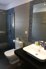 Villa de luxe avec piscine et bain à remous - Image 2