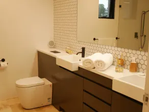 Luxury Apartment - Ocean Views & Large Roof Top Garden with Private Spa - Image 2