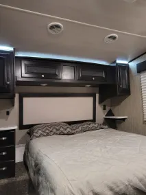 Fifth wheel/Toy hauler - Image 4