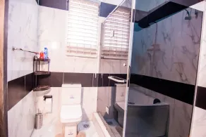 Executive 4 bedroom house - Image 3