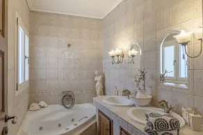 7 bedroom accommodation in Chalkida - Image 2
