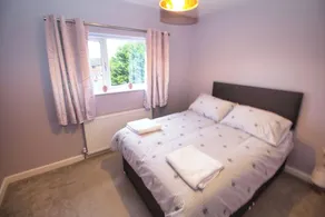 3 Bed Semi - Refurbished High Standard - Off Street Parking - Large Garden - Dog Friendly - Fast Wifi - Image 4