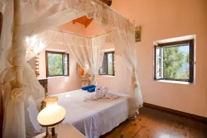 Your Paxos Paradise Awaits! 10x4m private pool, spacious terrace, and 3 bedrooms for up to 6 guests. - Image 4