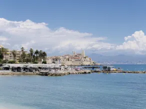 Nuovo appartamento con viste mozzafiato sulla baia di Antibes - Image 5