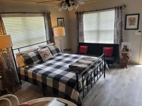 Cozy, cute studio! Safe and quiet neighborhood, Comfy bed; Near downtown! - Image 5