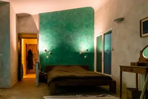 Hus med pool på bakken - Image 3