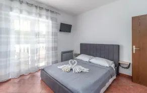 Stunning Apartment In Jadranovo With Wifi - Image 3