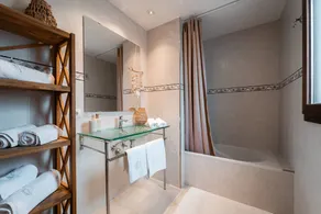Holiday Villa en Cala d'Or with Shared Pool, Terrace, Garden & Wi-Fi - Image 4