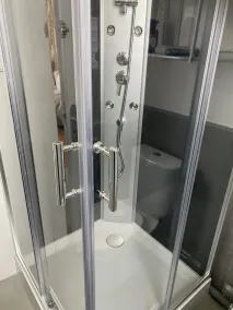 Petite Maison atypique 5 couchages ,2 lits doubles et un lit simple ! avec un grand terrain !animaux bienvenus !wifi netflix écran plat 4k - Image 3