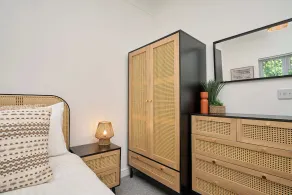 Spacious One Bed Apt With Scenic Views - Image 5