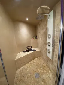 Appartement Love room avec jacuzzi et hammam privatisé Lieu insolite en amoureux Spa détente assurée avec de doux massages en options sur demande - Image 3
