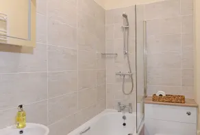 Spotless 2-bed apartment with gentle ramp access in central Eastbourne for 4 - Image 3