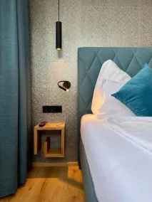 Deluxe One-Bedroom Apartment with Lake View - Image 3