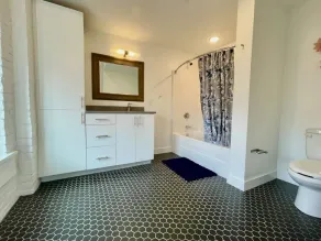 A luxurious, historic loft in the heart of the Old Market - Image 5