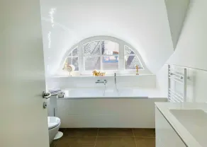 Modern Eingerichtetes Reetdachhaus mit Einladender Terrasse - Image 3