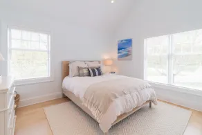 Bridgehampton on Private Cul-de-sac overlooking pond - Image 4