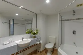 Burnett Riverside Hotel - Image 4