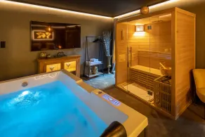 La Suite - Romantic escape with spa and private sauna, Beautiful suite with spa, sauna and parkin - Image 2