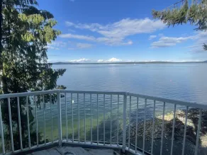 Waterfront Castle on the beach with hot tub on 1.58 Acres at downtown Chemainus - Image 5