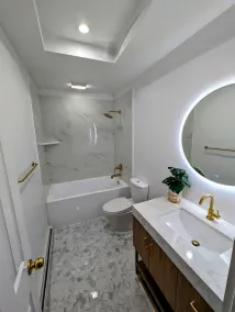 Belle maison de style colonial avec piscine / bain à remous / ping-pong dans le village de Bellport - Image 3