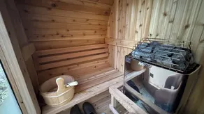 Escape into serenity just minutes from the Plaza. Hot tub and sauna. - Image 2