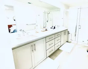 Family-sized house with huge kitchen and patio - Image 3