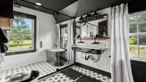 Farmhouse at Leeds by Avantstay Walled Garden + Soaking Tub + Private Barn Near Hudson - Image 2
