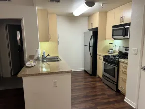 Beautiful Condo in Noho Art District - Image 4