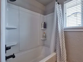 Quiet Neighborhood, Near Grocery Stores & More! Easy Check In, 5 Min To Airport! - Image 3