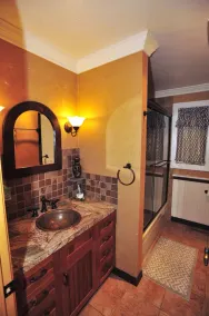 Beautiful home in private setting yet only15 min to town  & 10 min to lake - Image 4