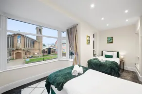 Large 5 Bedroom-free Parking-great Transport Links - Image 4