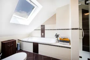 Exclusive and stylish! 5 *****Apartment on the banks of the Maar basin with a view of the Maar - Image 4