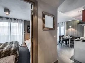 Cozy apartment in Courchevel with spacious bedroom and parking - Image 4