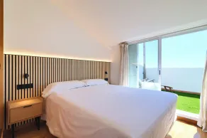 Beachfront house with private pool - Image 4