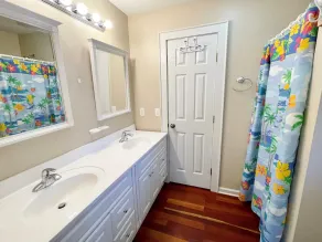 Cette confortable maison de floorplan inverse est décoré avec goût et bien aménagées. - Image 5