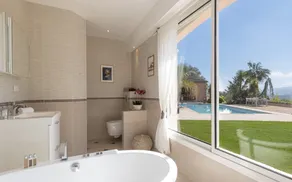 Charming 6-bedroom villa - Image 2