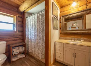 Rowland Log Cabin - Rustic Getaway in Eastern End of The Columbia River Gorge! - Image 2