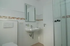 Lichtdurchflutete moderne Ferienwohnung mit Balkon - Image 3