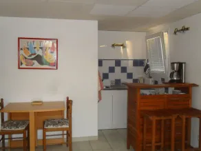 studio agréable avec une petite terrasse fleurie. - Image 4