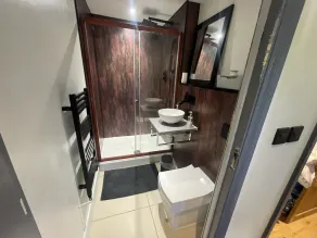 Newly refurbished Unique Apartment Cheltenham - Image 4