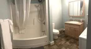 Inviting vacation apt. in town w A/C, short walk to Lk Superior, Food Trk, Pub - Image 3