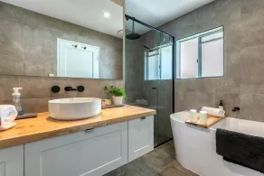 Beautifully renovated 2 bedroom townhouse with office space! - Image 2