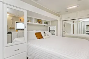 Large Glamper w/ Hot Tub and full bathroom-sleep 6 - Image 4