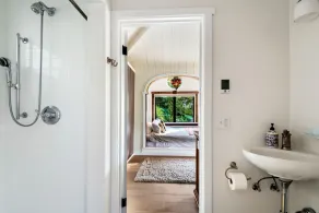 Sunny 2 Bedroom Garden Cottage with Hot Tub on Topanga State Park - Image 3