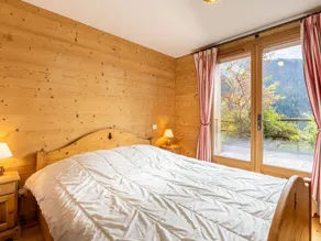 Chalet mitoyen 3 étoiles à La Clusaz, 500m des pistes, 10 pers, terrasse, cheminée, garage, WiFi - FR-1-459-186 - Image 5