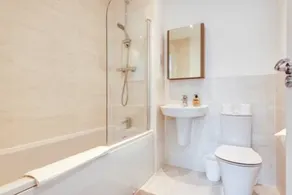 Stylish 4-BR House with 3 Ensuite & Free Parking - Image 5