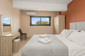 Lakis Residence - Image 4