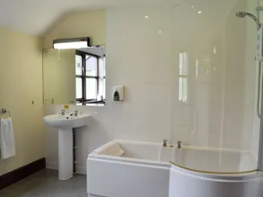 6 bedroom accommodation in Brecon - Image 3