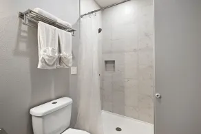 Gorgeous Huge Studio Condo with In Room Jacuzzi Tub - Image 4